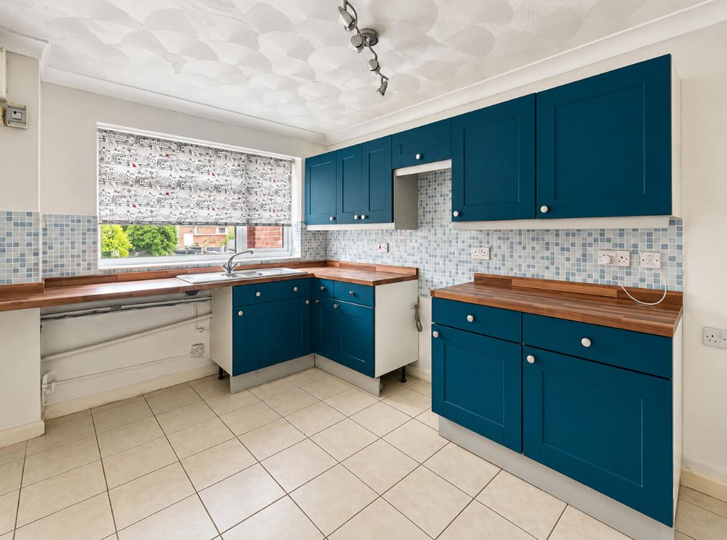 Property photo 2 of 9 Kitchen