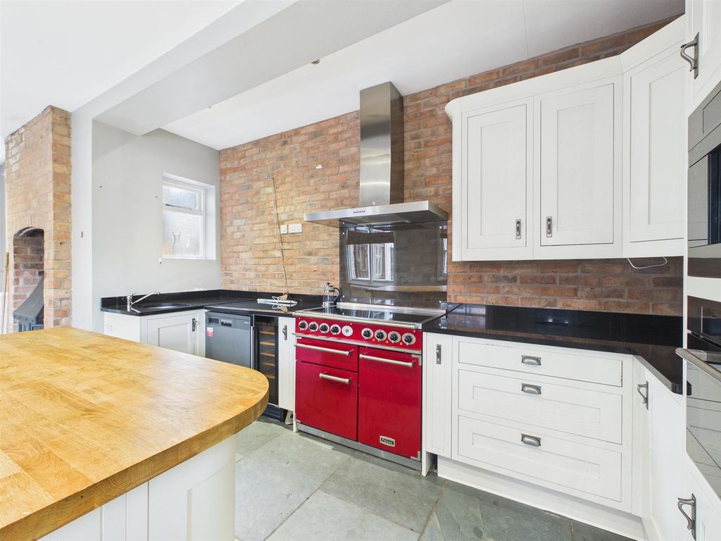 Property photo 2 of 33 Kitchen Breakfast