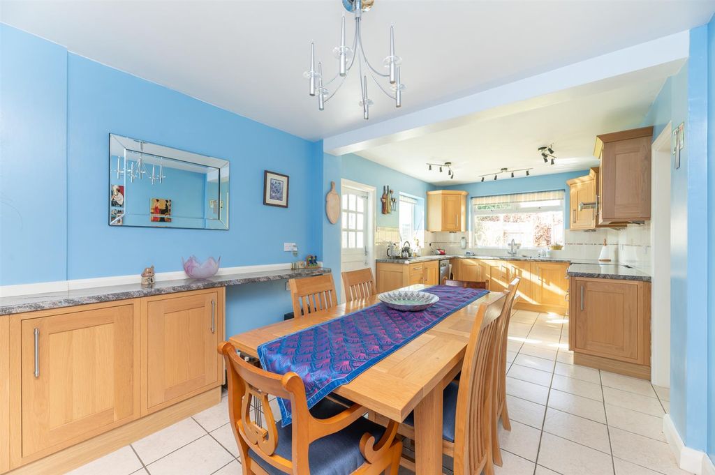 Property photo 3 of 25 Dining Kitchen