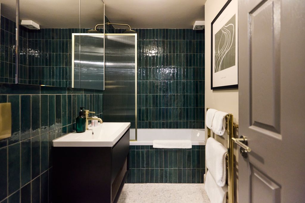 Property photo 3 of 7 Bathroom.Jpg