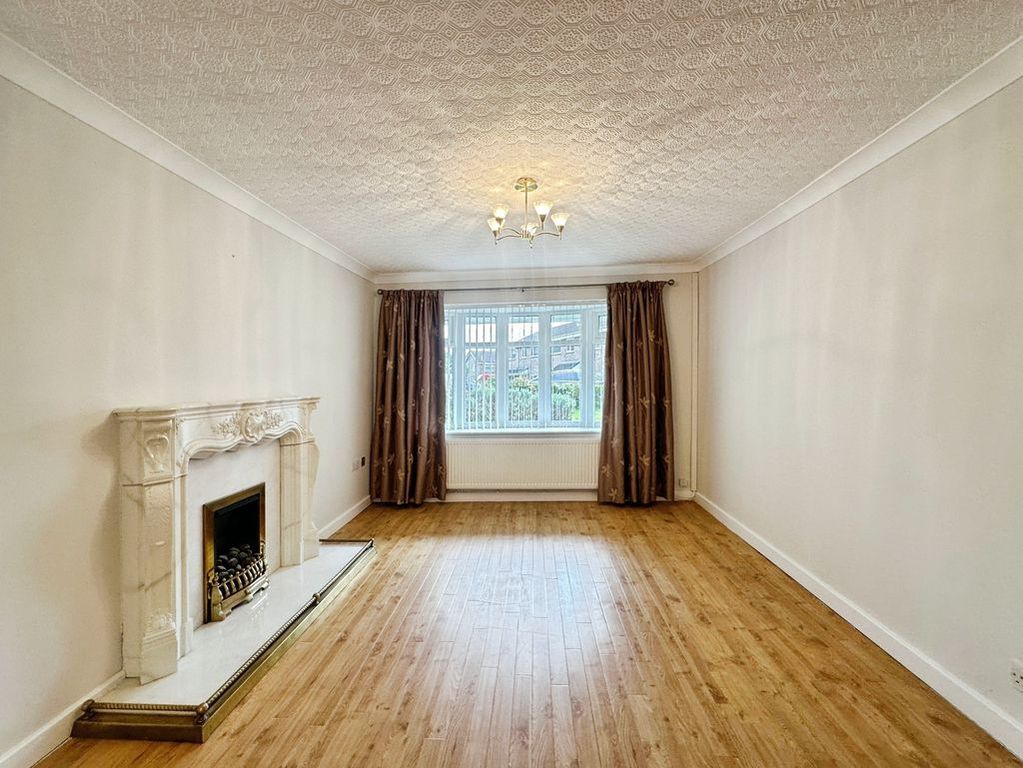 Property photo 3 of 24 Lounge