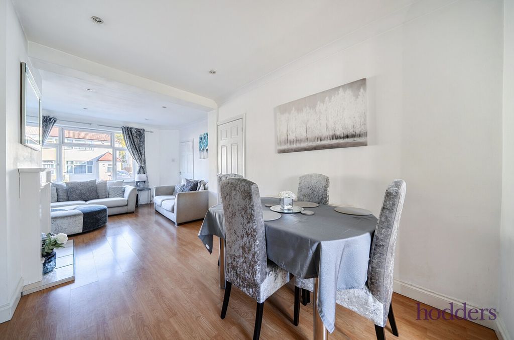 Property photo 2 of 20 d3982378-71B8-4E5...
