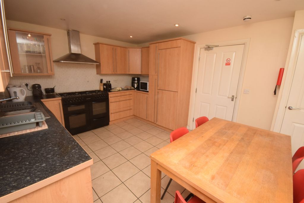Property photo 3 of 11 Kitchen
