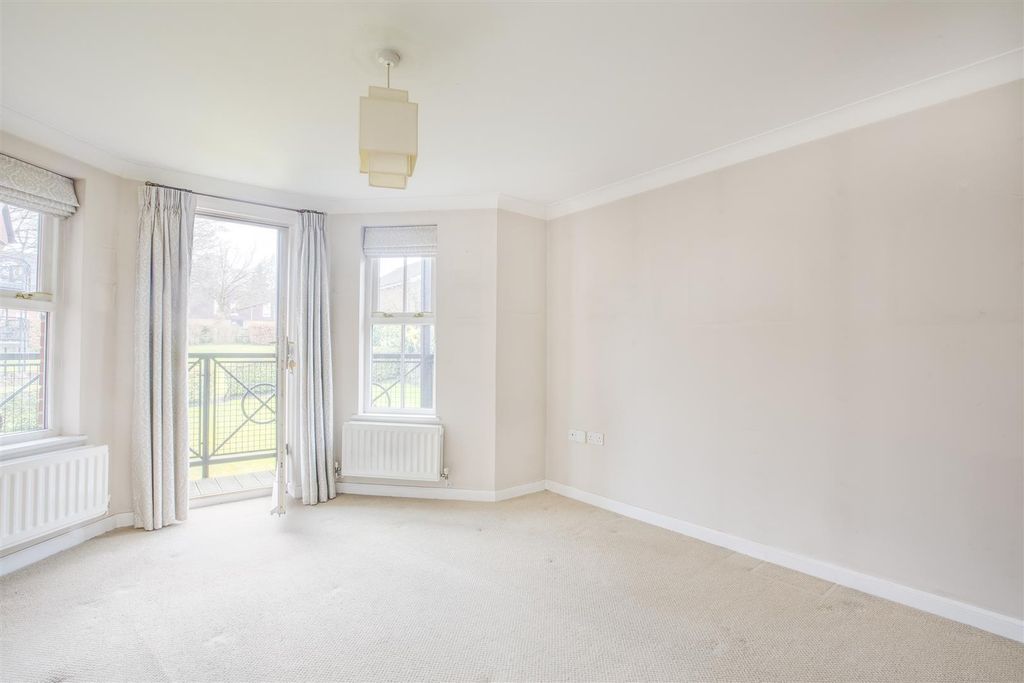 Property photo 3 of 13 15 West View, Shrubbery Close, Hp13 6Fw-5.Jpg