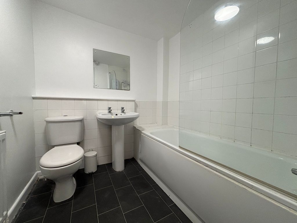 Property photo 1 of 11 Bright And Modern Bathroom Suite With Full Bath...