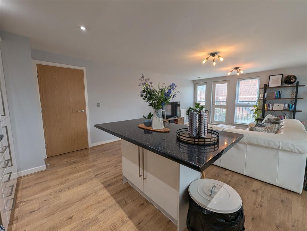Property photo 3 of 13 Lounge/Kitchen/Diner