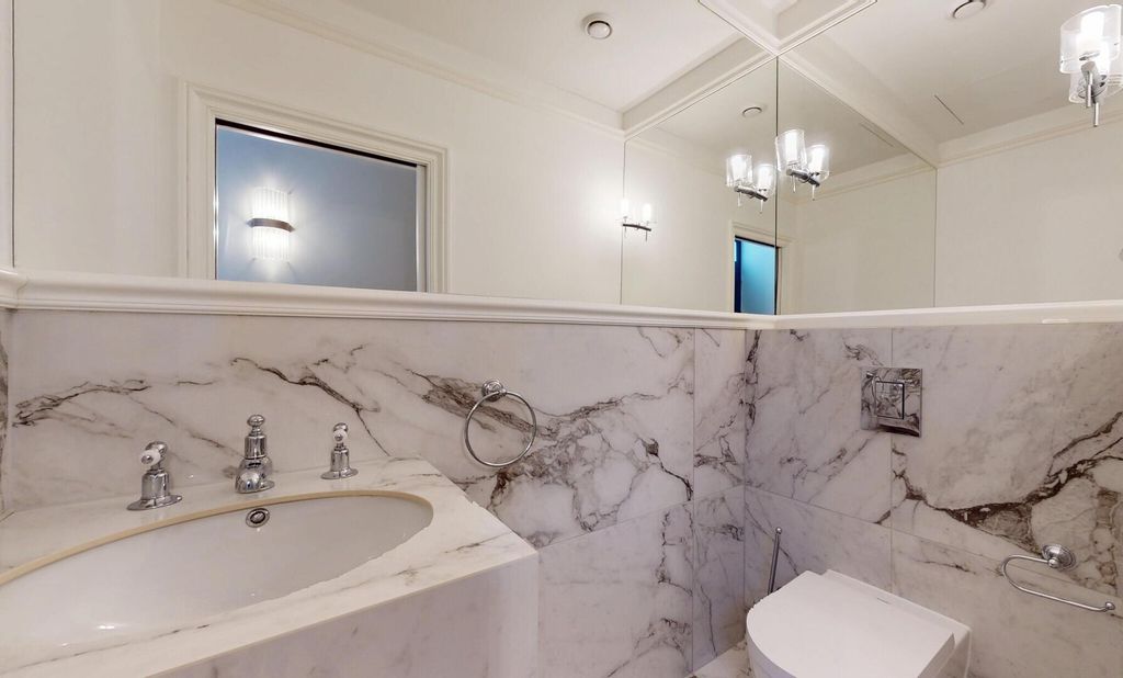 Property photo 3 of 18 Bathroom