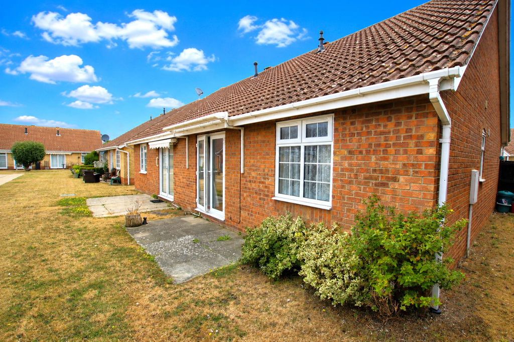 Property photo 1 of 16 Lyon Close, Clacton On Sea