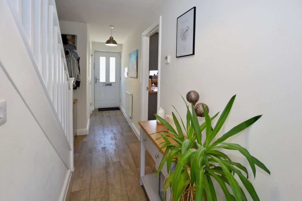 Property photo 2 of 21 Entrance Hall