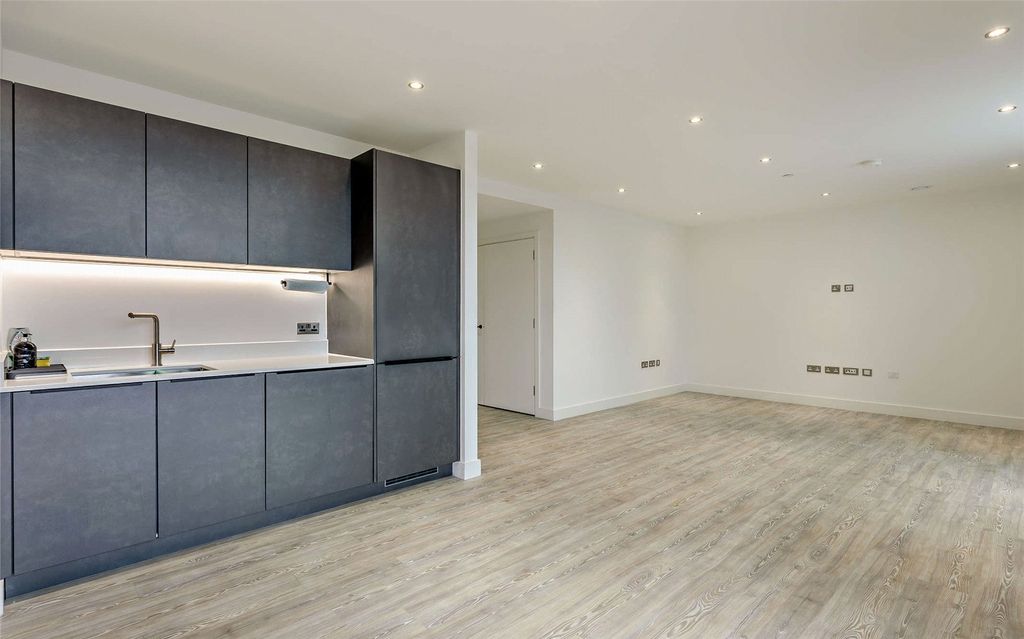 Property photo 3 of 22 Lounge/Kitchen
