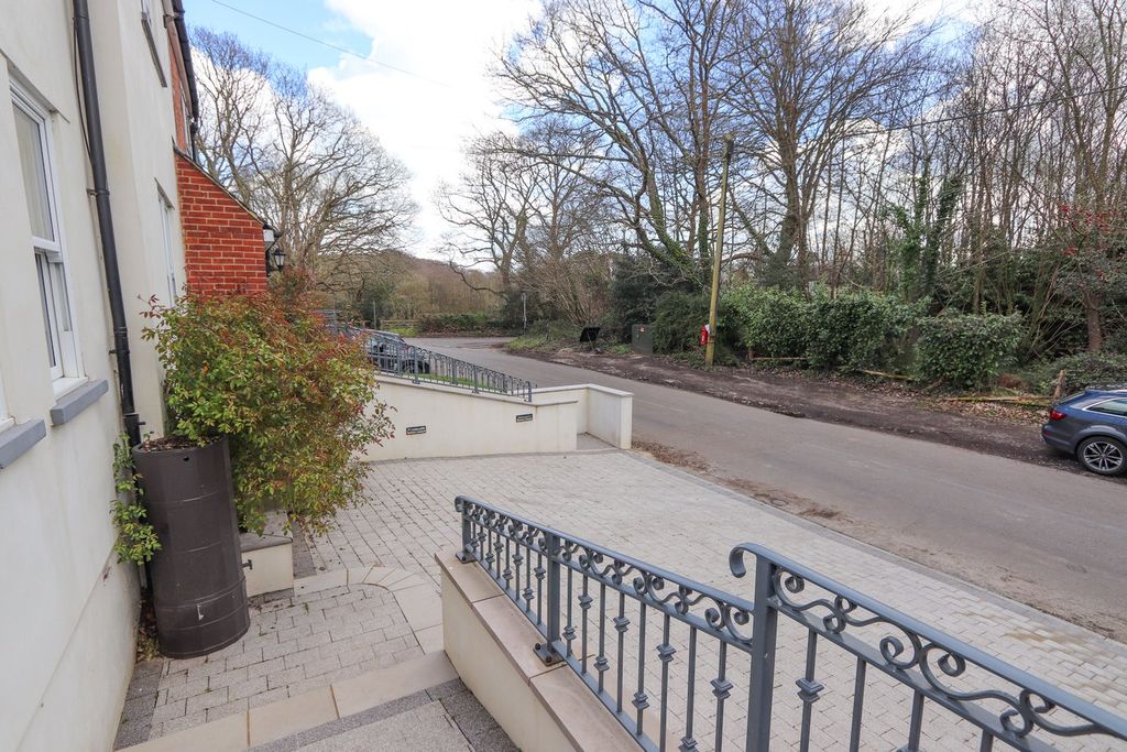 Property photo 3 of 27