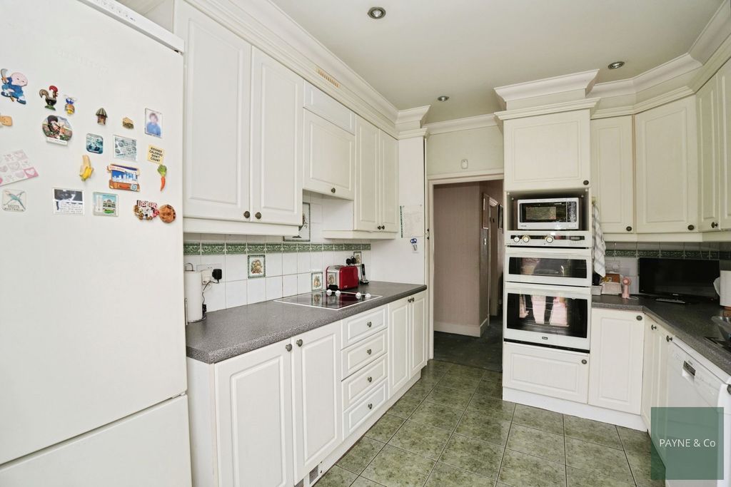 Property photo 3 of 20