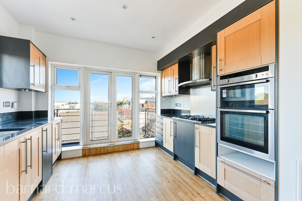 Property photo 3 of 10 Kitchen
