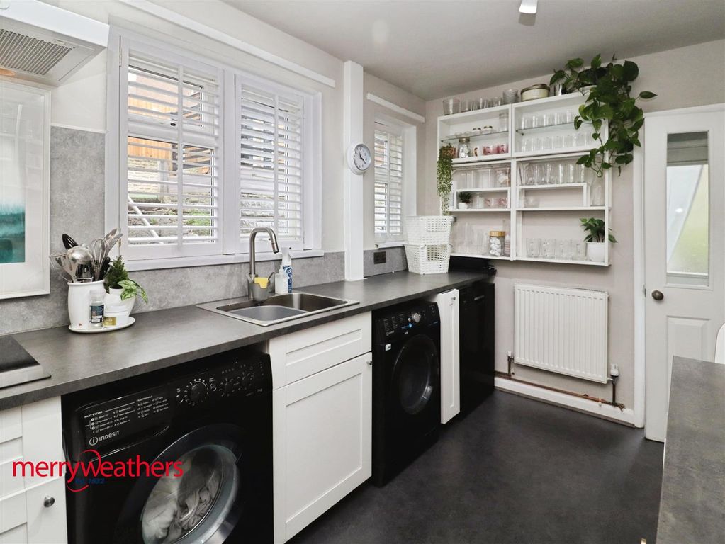 Property photo 3 of 16 Kitchen