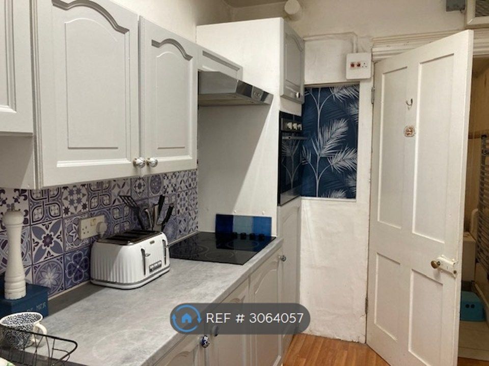 Property photo 3 of 8 Kitchen