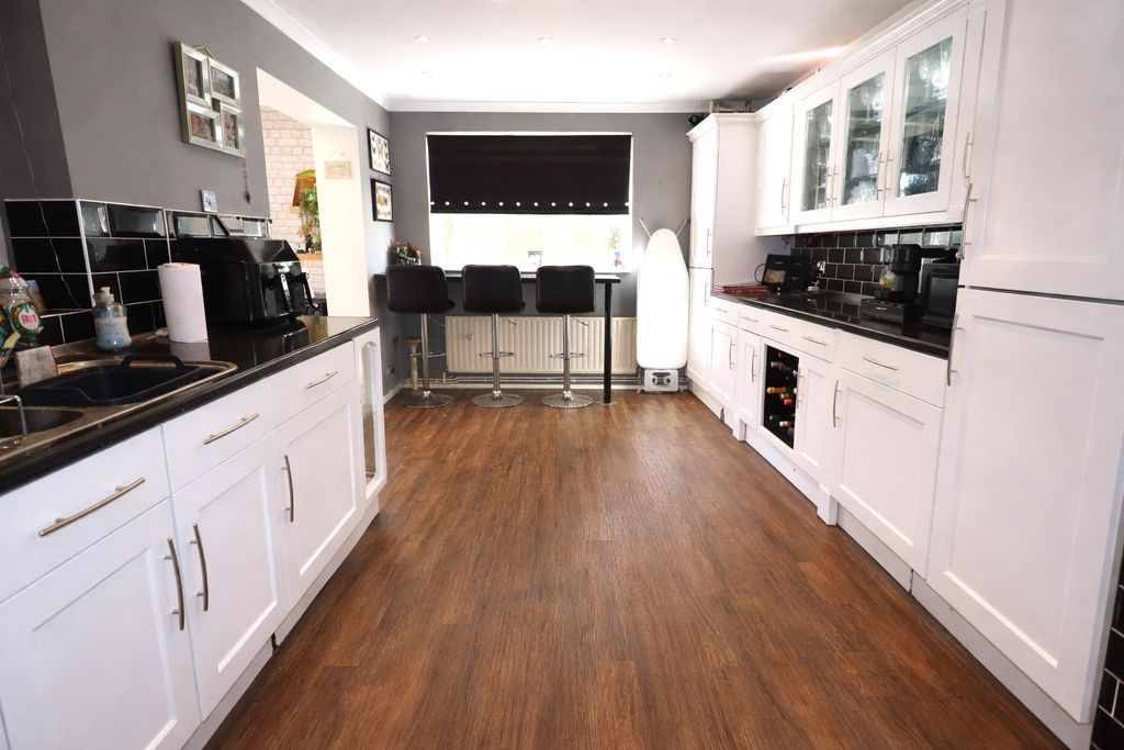 Property photo 3 of 18 Kitchen