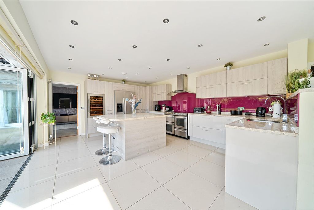 Property photo 3 of 27 Kitchen
