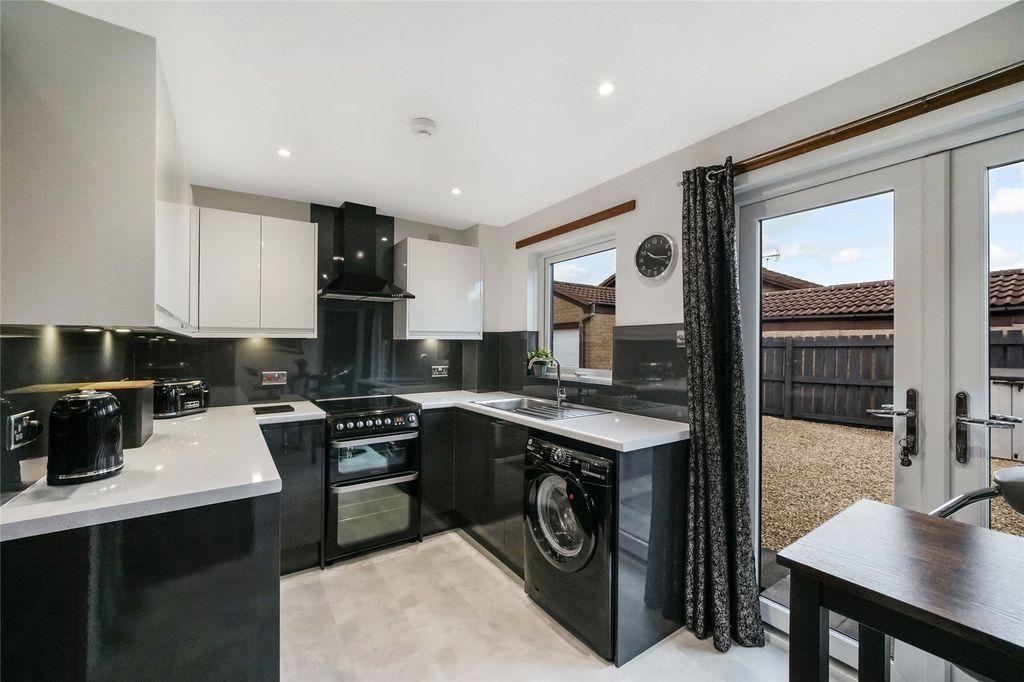 Property photo 2 of 19 Picture No. 15