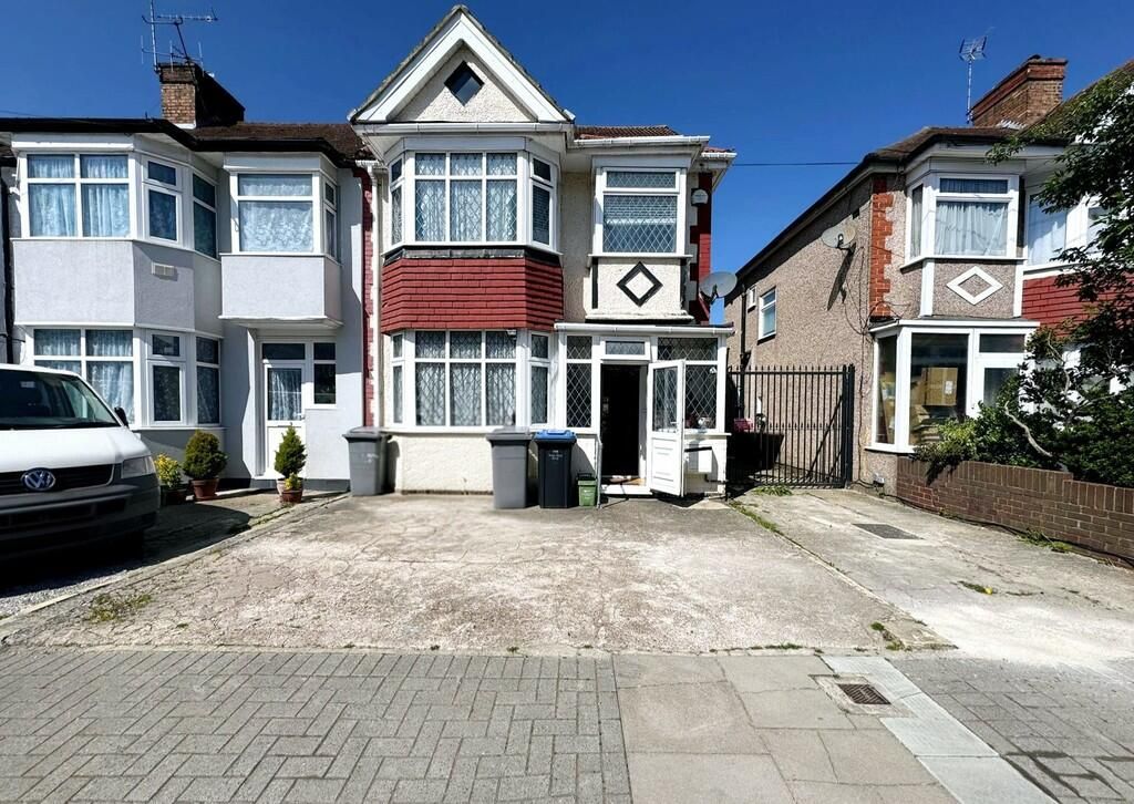 Property photo 1 of 16 Spacious Four-Bedroom Semi-Detached Home €“ Chain Free