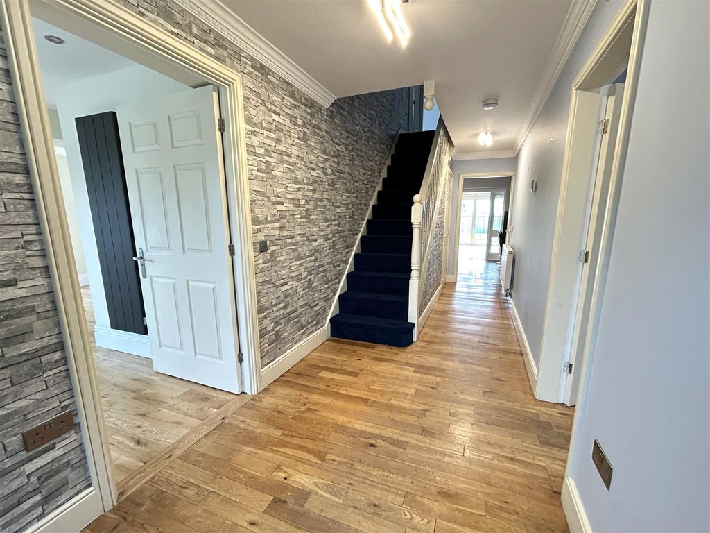 Property photo 2 of 20 Hallway