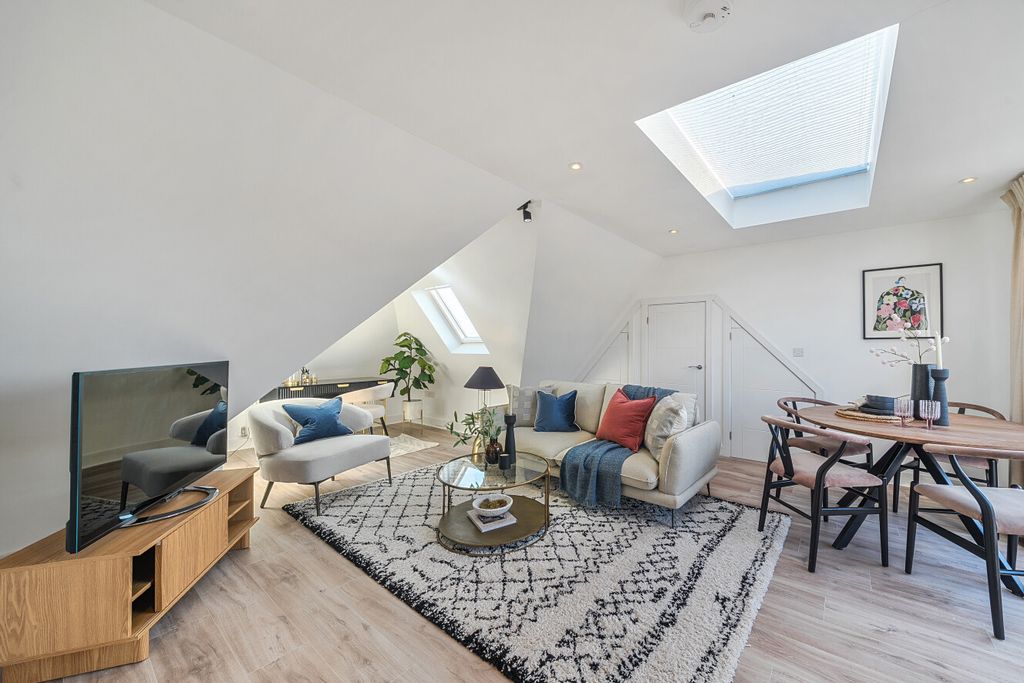 Property photo 2 of 8 1418127-1-699Ecf1...