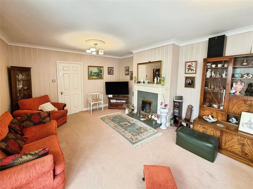 Property photo 2 of 16 Lounge