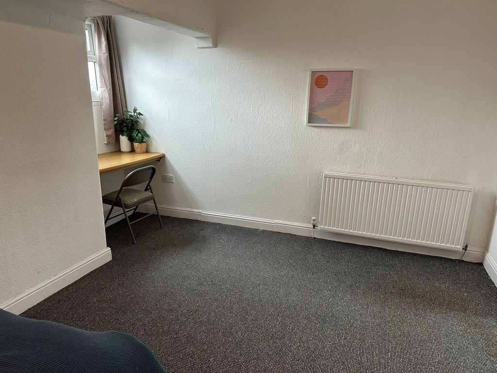 Property photo 2 of 18 A Bright, Cozy Bedroom With A Small Desk Under A W...