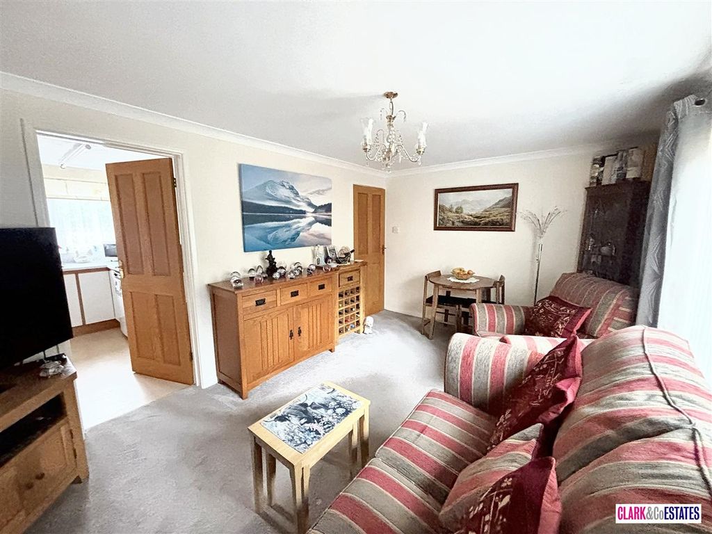 Property photo 3 of 10 Lounge