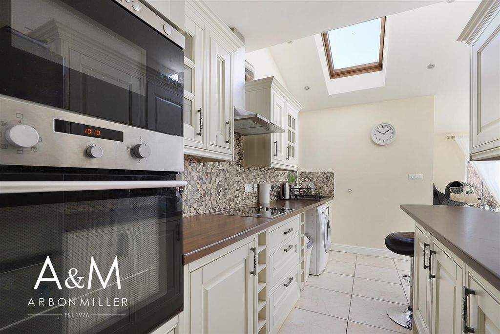 Property photo 3 of 21 Kitchen