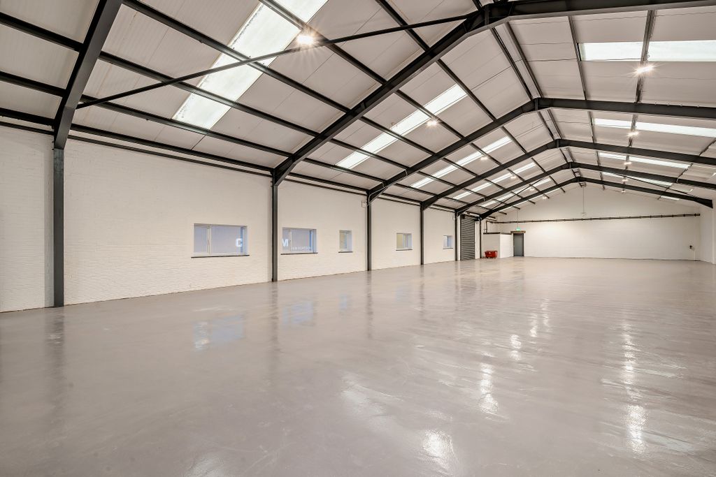 Property photo 3 of 21 8671387-Interior03-800