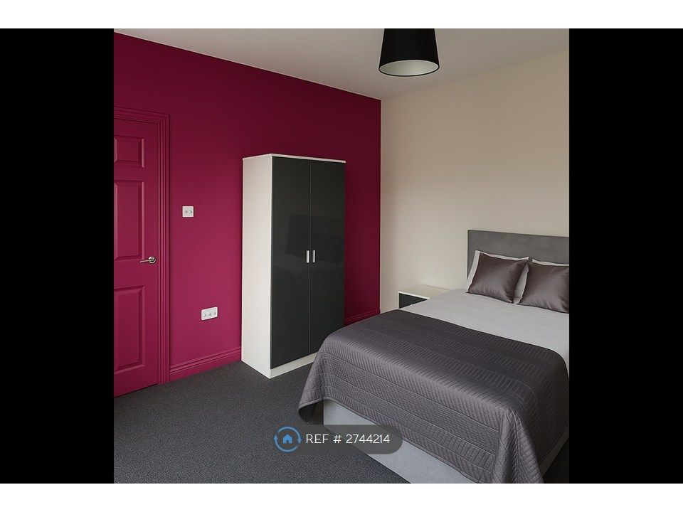 Property photo 1 of 7 Room 5