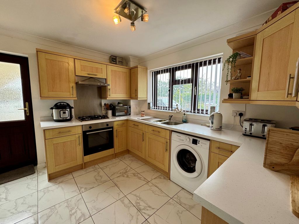 Property photo 3 of 12 Kit