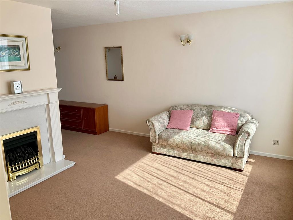 Property photo 3 of 15 Loungea.Jpg