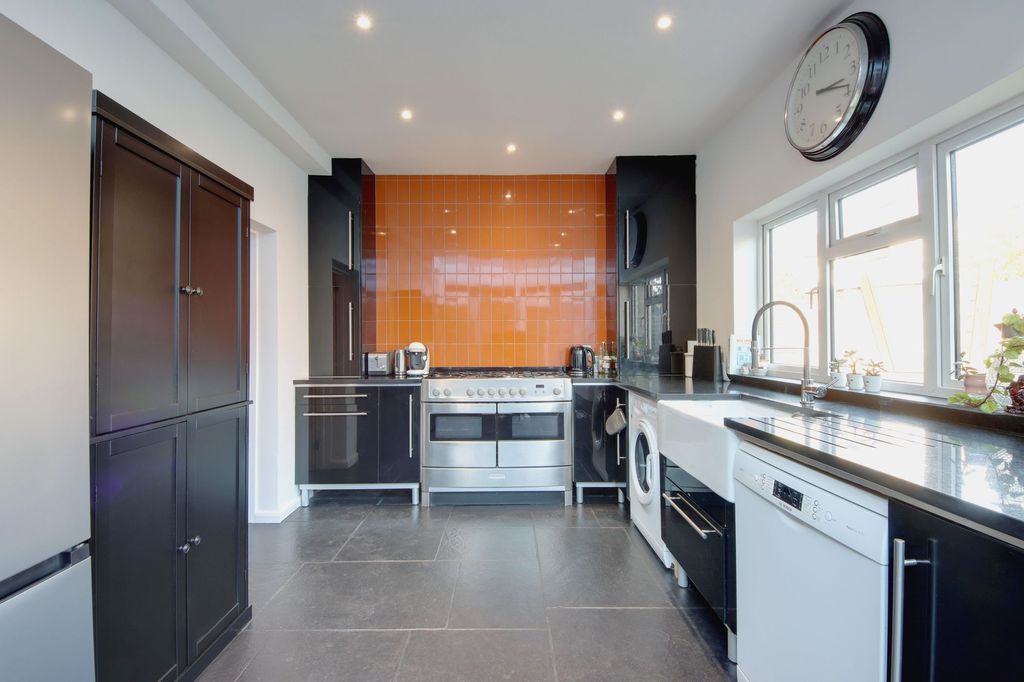 Property photo 3 of 11 Kitchen