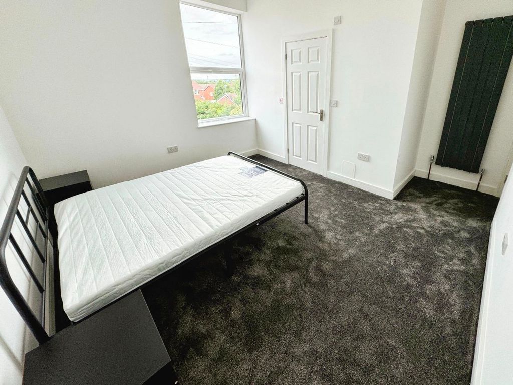 Property photo 3 of 12 Large Double Fully Furnished Bedroom With En Suite & Built In Storage