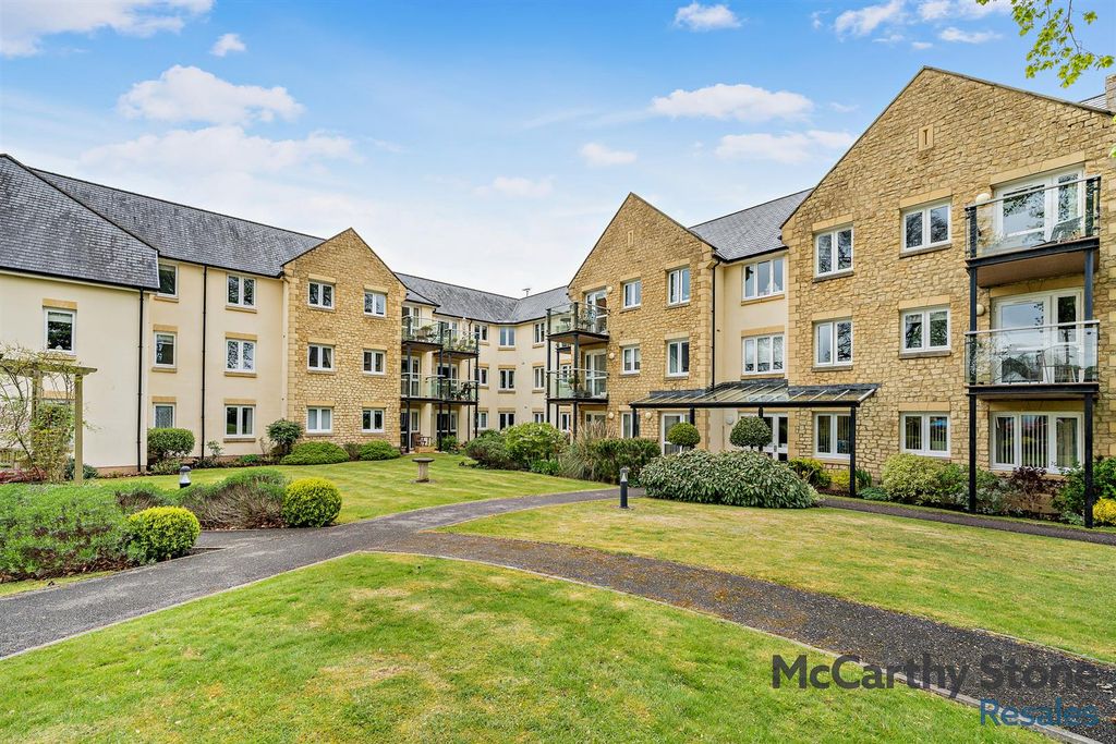Property photo 1 of 18 Holmcroft Court