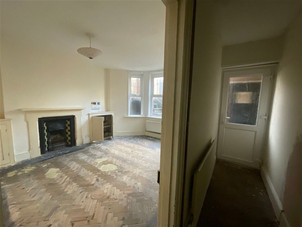 Property photo 2 of 8 Entrance Hall