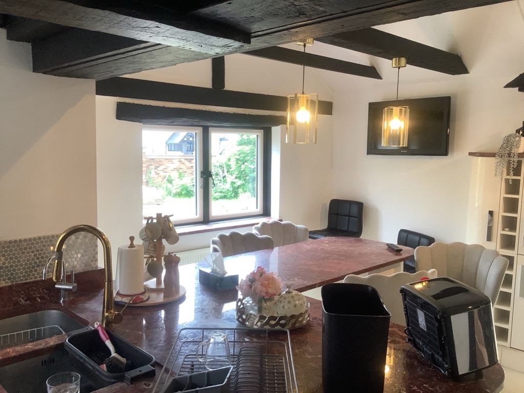 Property photo 3 of 10 Kitchen