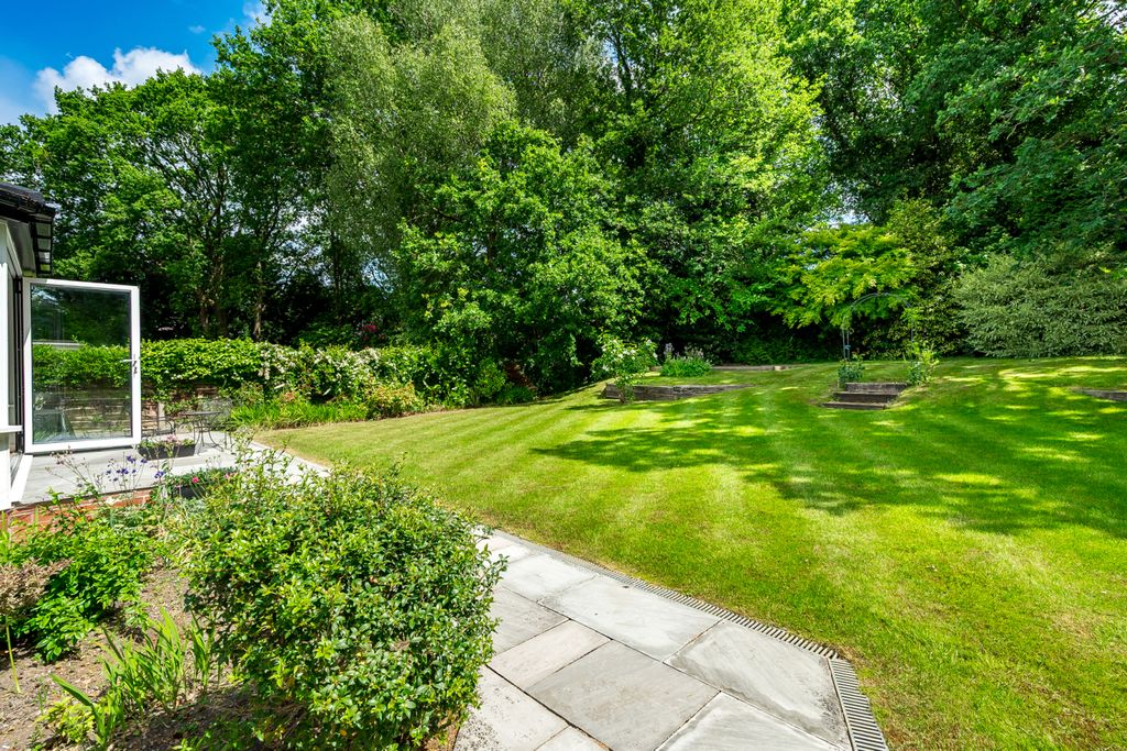 Property photo 2 of 24 Gardens