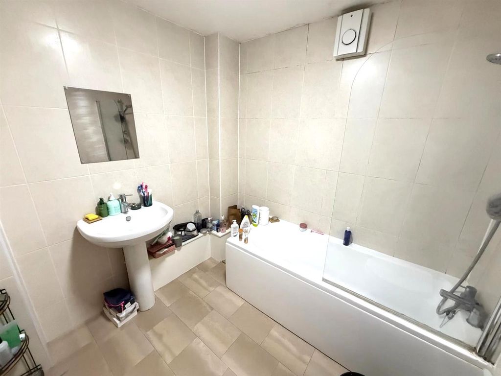 Property photo 3 of 6 Bathroom.Jpg