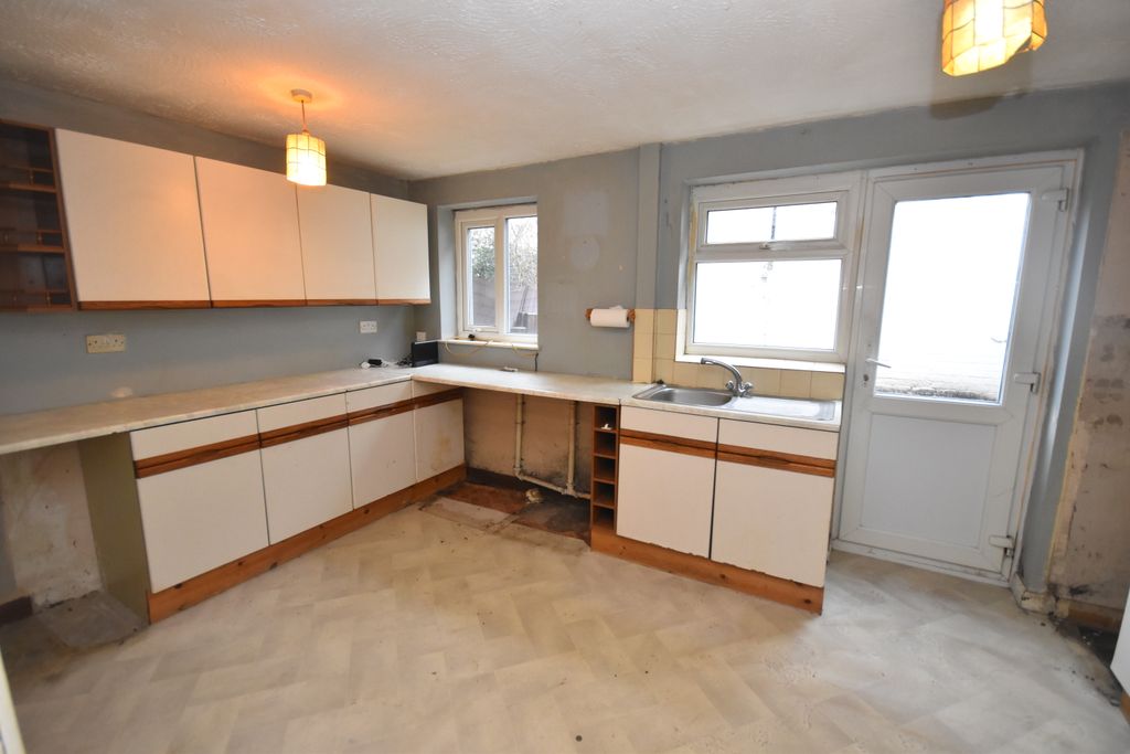 Property photo 3 of 11 Kitchen