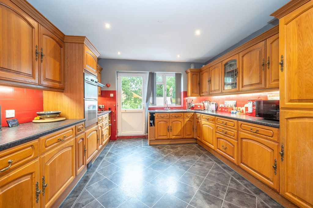 Property photo 2 of 27