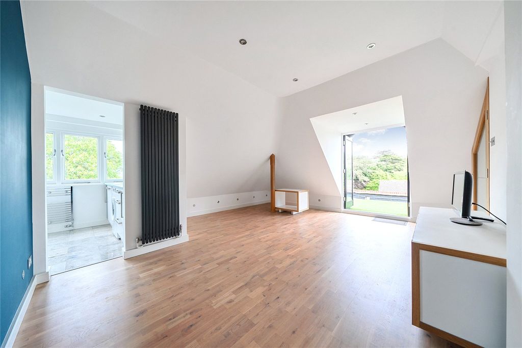 Property photo 2 of 32 Picture No. 26