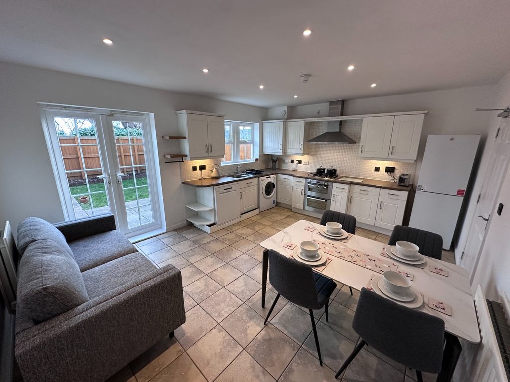 Property photo 2 of 13 Ashworth Square