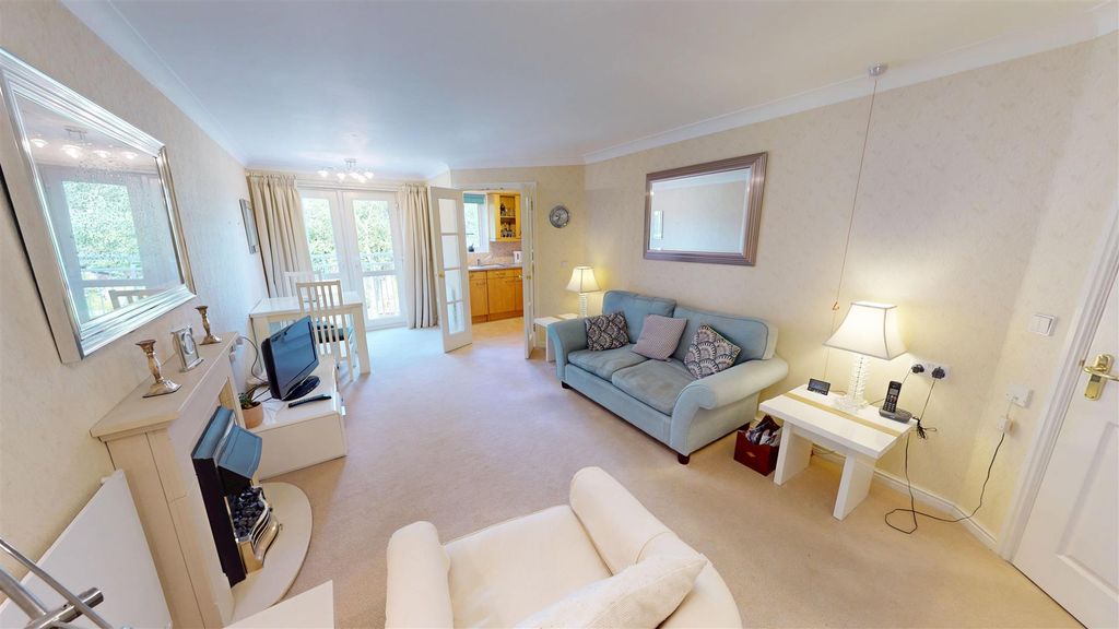 Property photo 1 of 21 Henbury Court Living Room