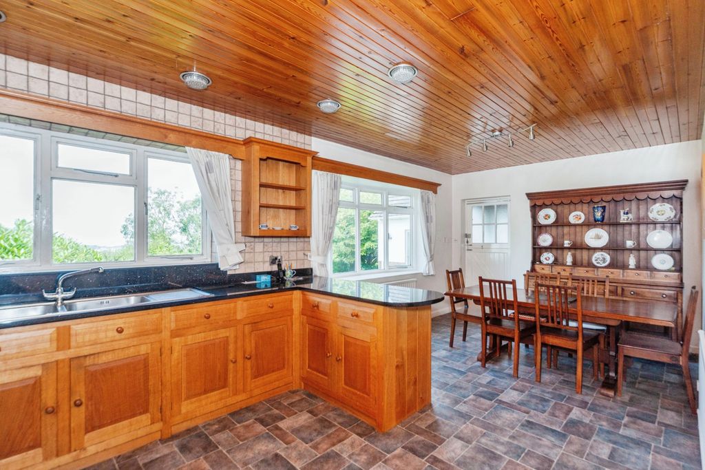 Property photo 2 of 25 Kitchen