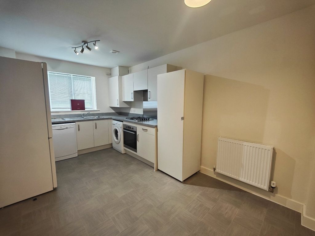 Property photo 2 of 18 Dining Kitchen