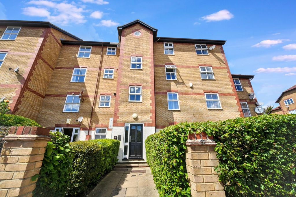 Property photo 1 of 11 28 Kennet Square, Mitcham, Cr4 3Rr