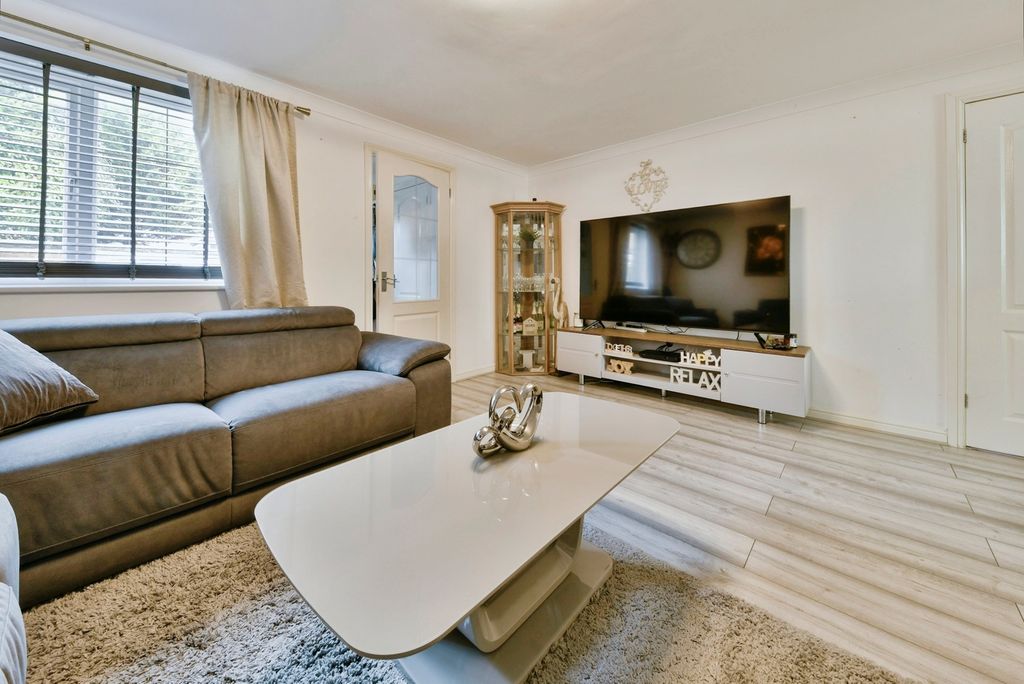 Property photo 2 of 22 Lounge