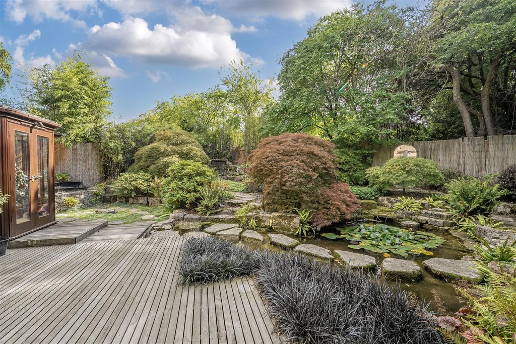 Property photo 3 of 19 Garden: